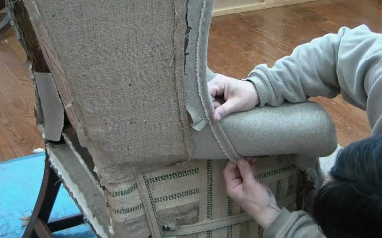 Перетяжка старого кресла: экономия, стиль и индивидуальность