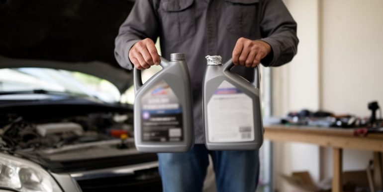 Как выбрать моторное масло по допускам и вязкости: простая инструкция для продления ресурса двигателя и проверки подлинности